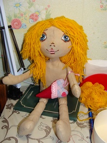 Кукла с волосами из самодельных трессов из ниток