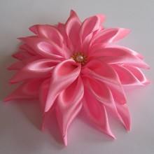 Вот такой цветок георгина из атласной ленты можно сделать по этому мастер-классу
